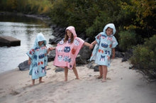 Load image into Gallery viewer, Poncho with carrying case - Kitties
